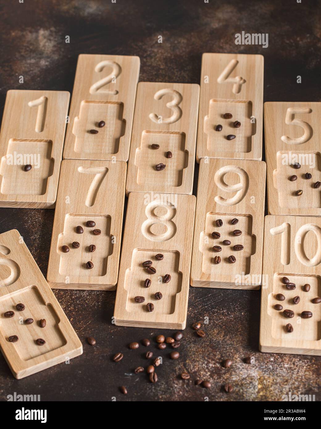 Zähl- und Schreibtabletts aus Holz mit Kaffeebohnen, um kleine Kleinigkeiten über Zahlenschreiben zu unterrichten, fein Mo Stockfoto
