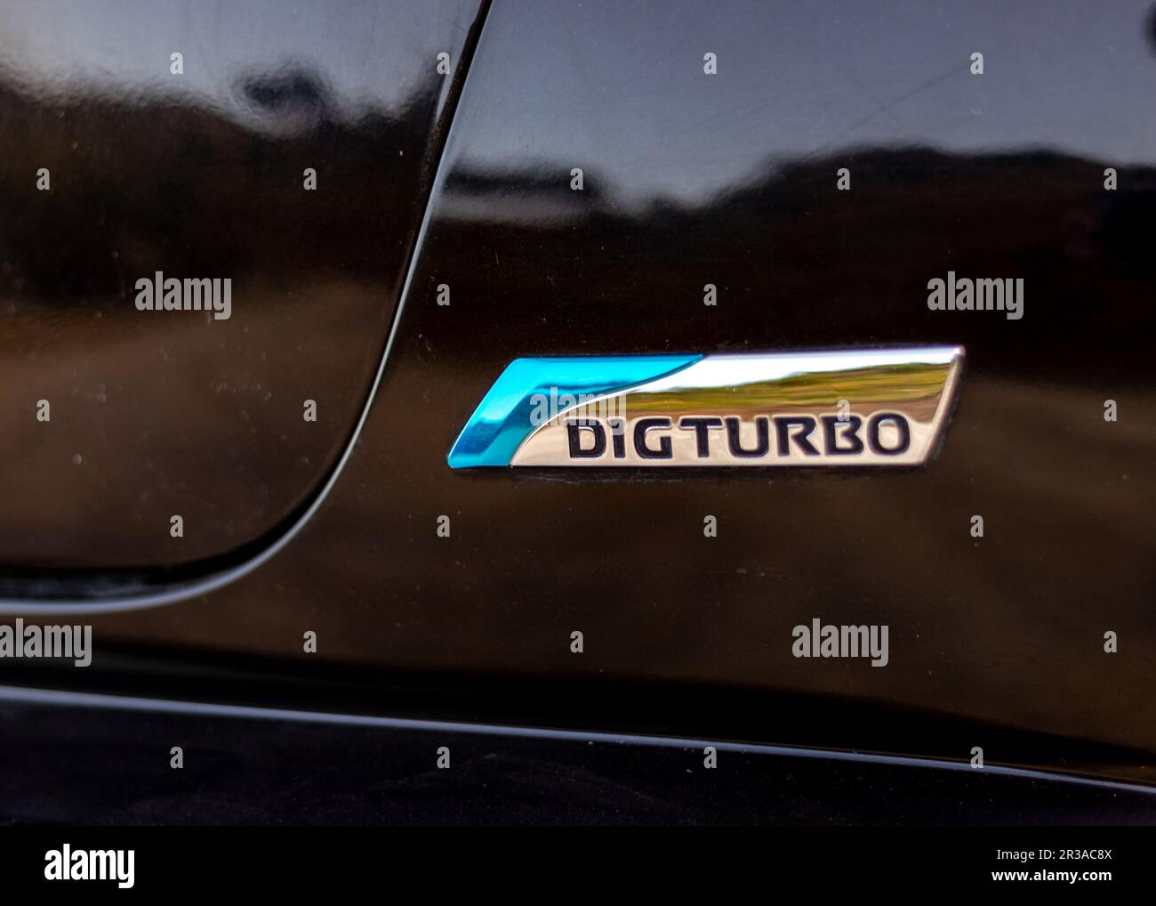 Nissan Juke Direkteinspritzung Benzin (DIG) Turbo Logo auf einem Crossover. Stockfoto