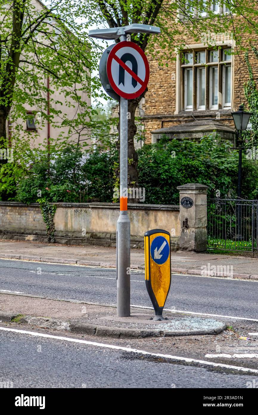 Warnschilder auf der Straße in Northampton. England, Großbritannien. Stockfoto
