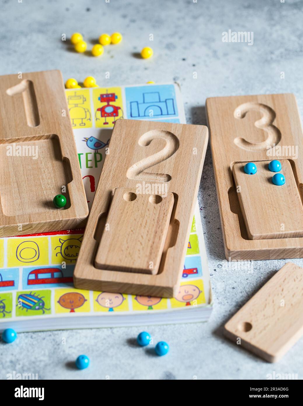Kinderspielzeug aus Holz. Zähl- und Schreibschalen aus Holz - Lernmaterial für die Little-on-num-Ausbildung Stockfoto