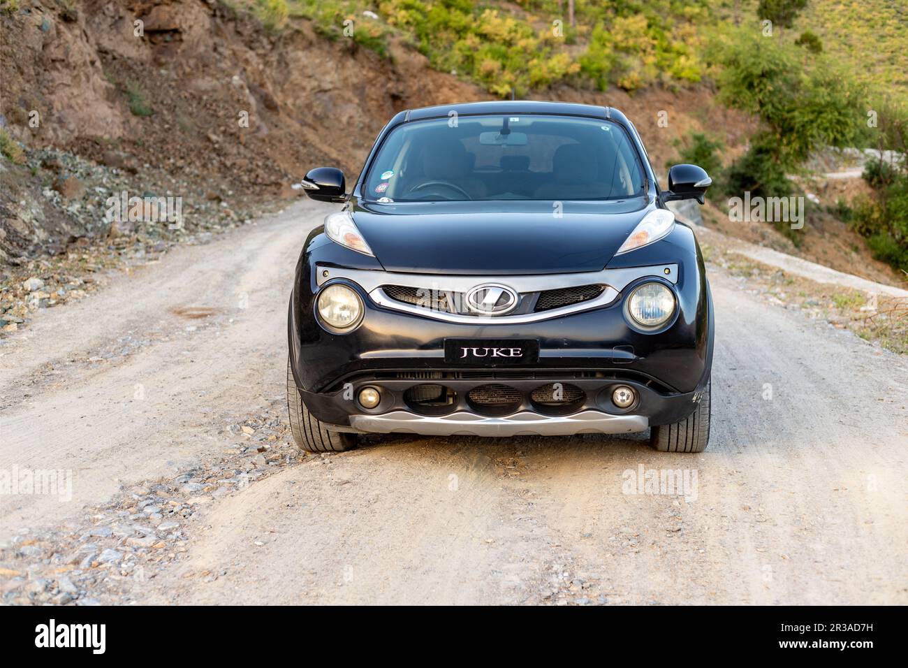 Ein schwarz-gelber 2016 Nissan Juke Crossover auf einer unbefestigten Straße in einem Bergausflug Stockfoto