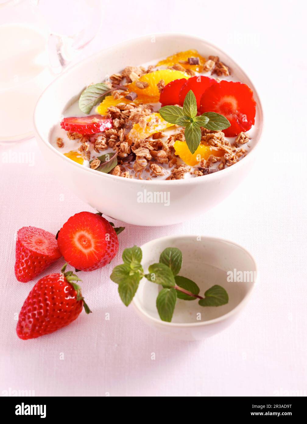 Eine Schüssel knuspriges SchokoladenMüsli mit Obst und Milch Stockfoto