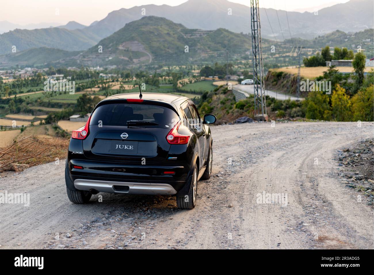 Nissan Juke Crossover-Nahaufnahme mit wunderschöner Landschaft und Berghintergrund Stockfoto