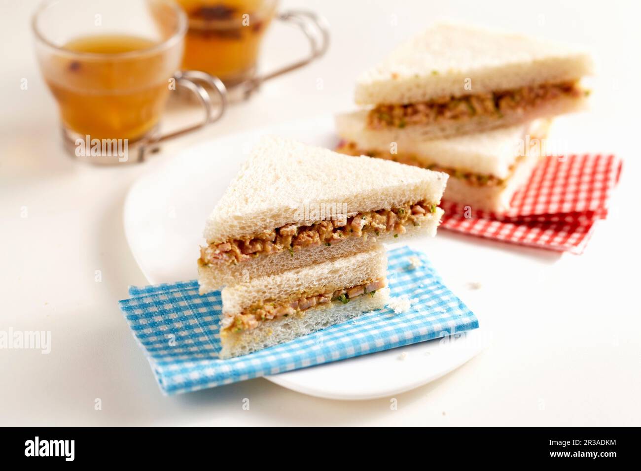 Warme Schinken-Sandwiches mit Tee Stockfoto