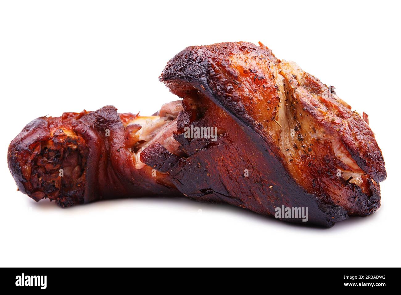 Gebratene Schweineknöchel. Tschechische Küche. Gegrillter Deutscher Schweineknöchel isoliert auf weißem Hintergrund. Stockfoto