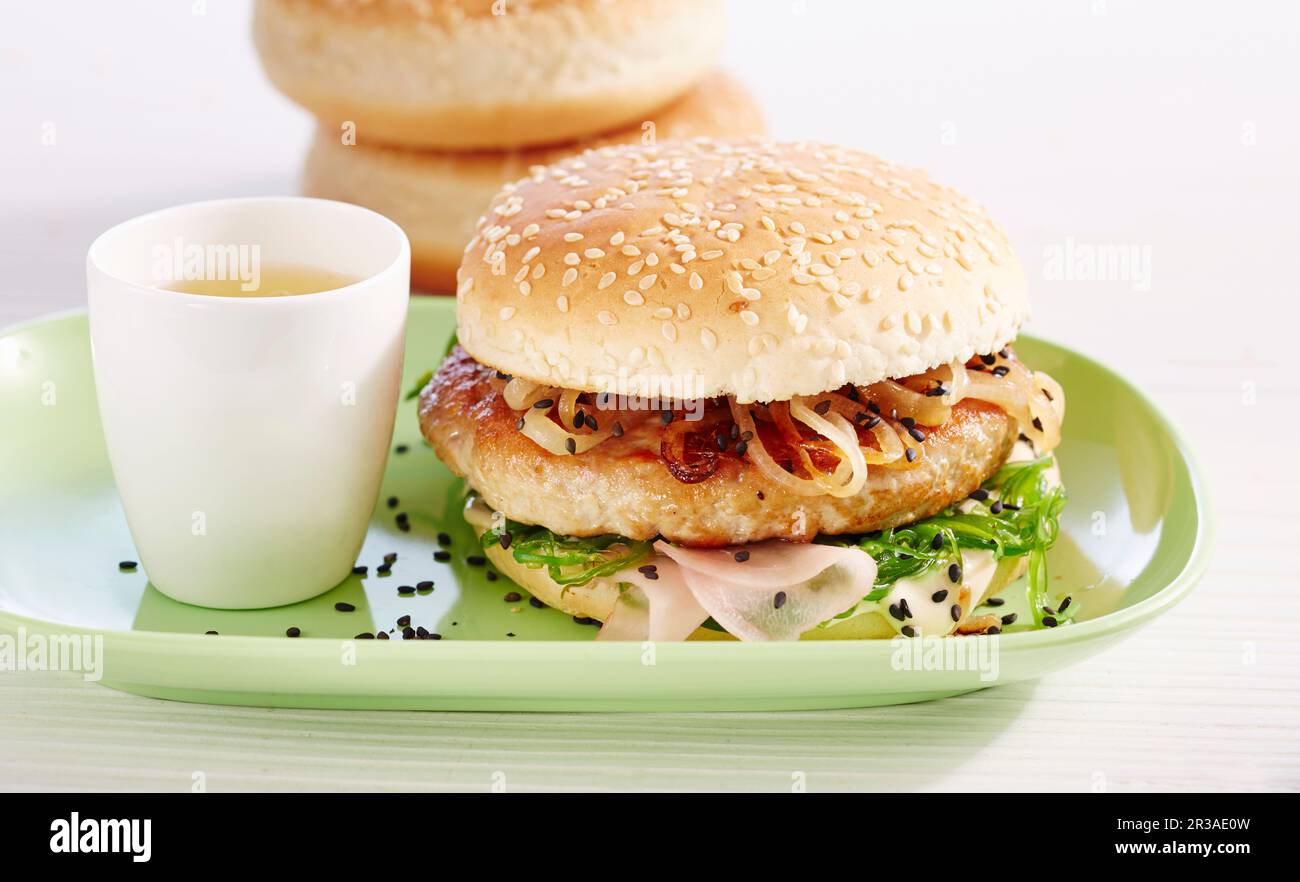 Japanischer Thunfischburger mit Sushi-Ingwer, schwarzem Sesam und Wachsalat Stockfoto