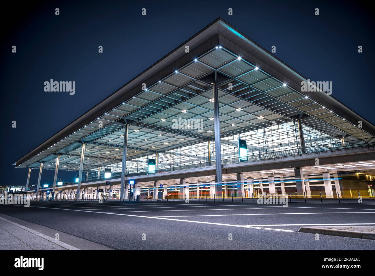 Berlin, Deutschland – 25. April 2023: Der Flughafen BER von berlin bei Nacht Stockfoto
