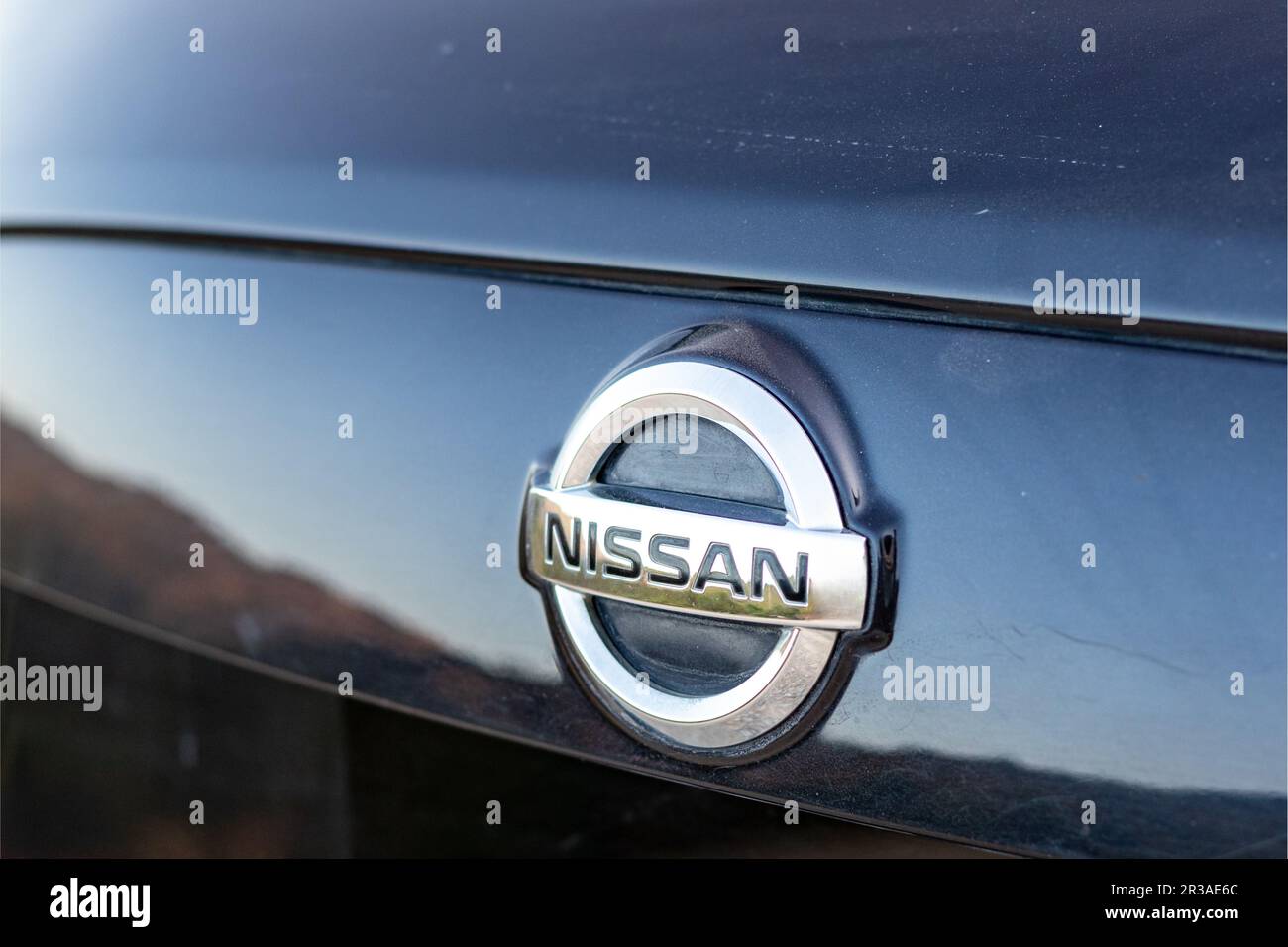 Nissan Car Logo auf der Rückseite eines Crossovers mit selektivem Fokus Stockfoto