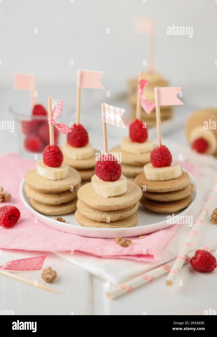 Kleine Pfannkuchenstapel für die Geburtstagsparty eines Kindes Stockfoto