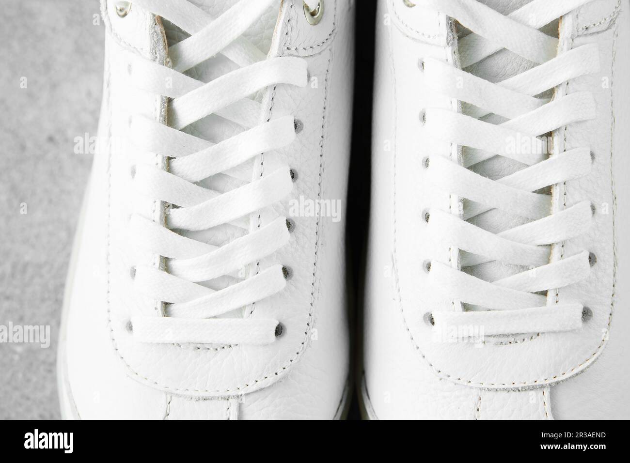 Weiße Turnschuhe aus gewalktem Leder, passenden Schnürsenkeln, Stofffutter und leichter Plattformsohle Stockfoto