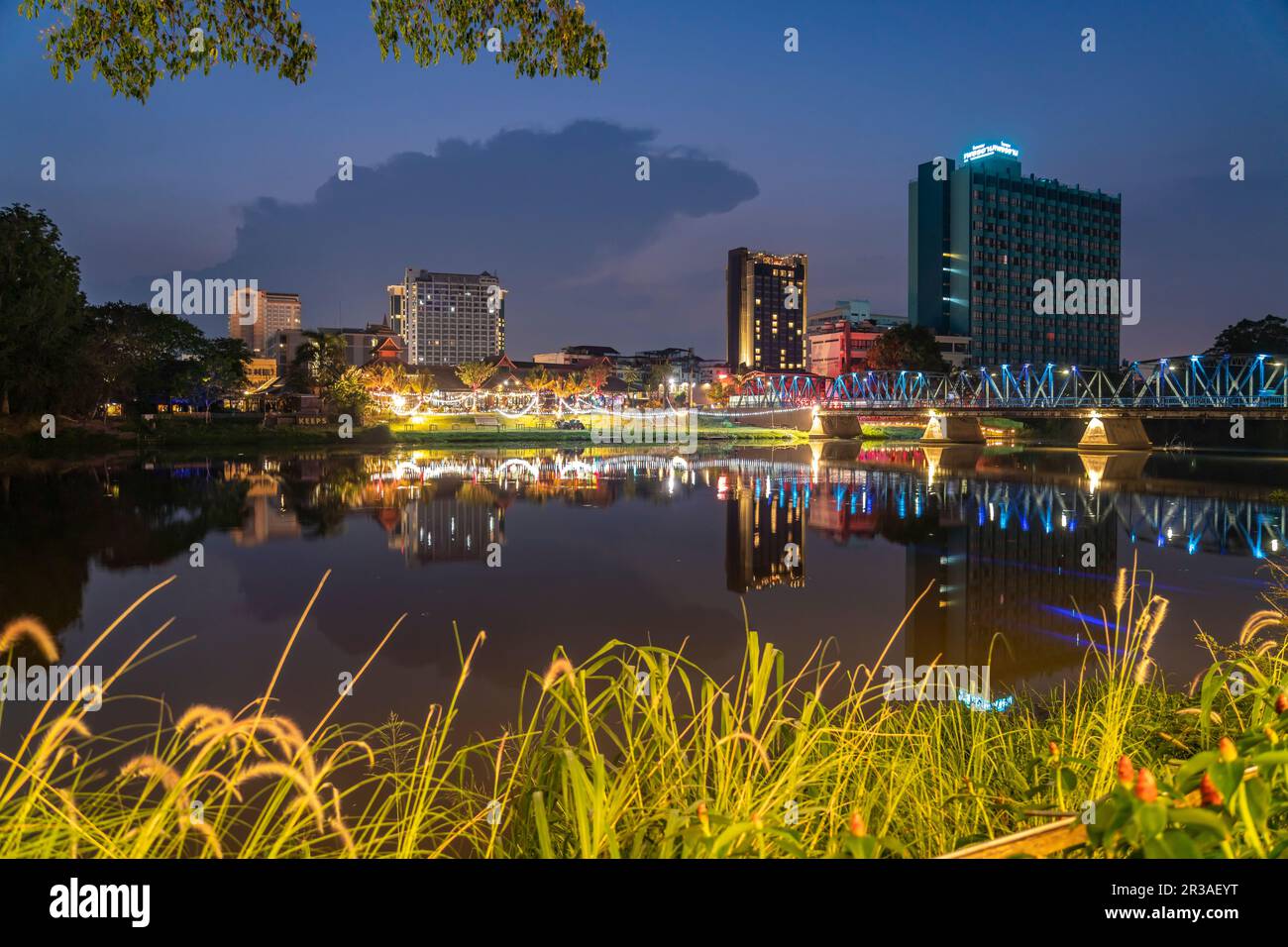 Skyline von Chiang Mai spiegeln sich im Fluss Mae Nam Ping in der Abenddämmerung, Chiang Mai, Thailand, Asien | die Skyline von Chiang Mai wurde in Mae reflektiert Stockfoto