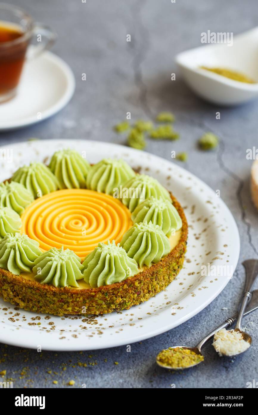 Köstliche Mini-Törtchen mit Nüssen und Vanille. Auswahl an köstlichen und farbenfrohen Desserts, gesalzenes Auto Stockfoto