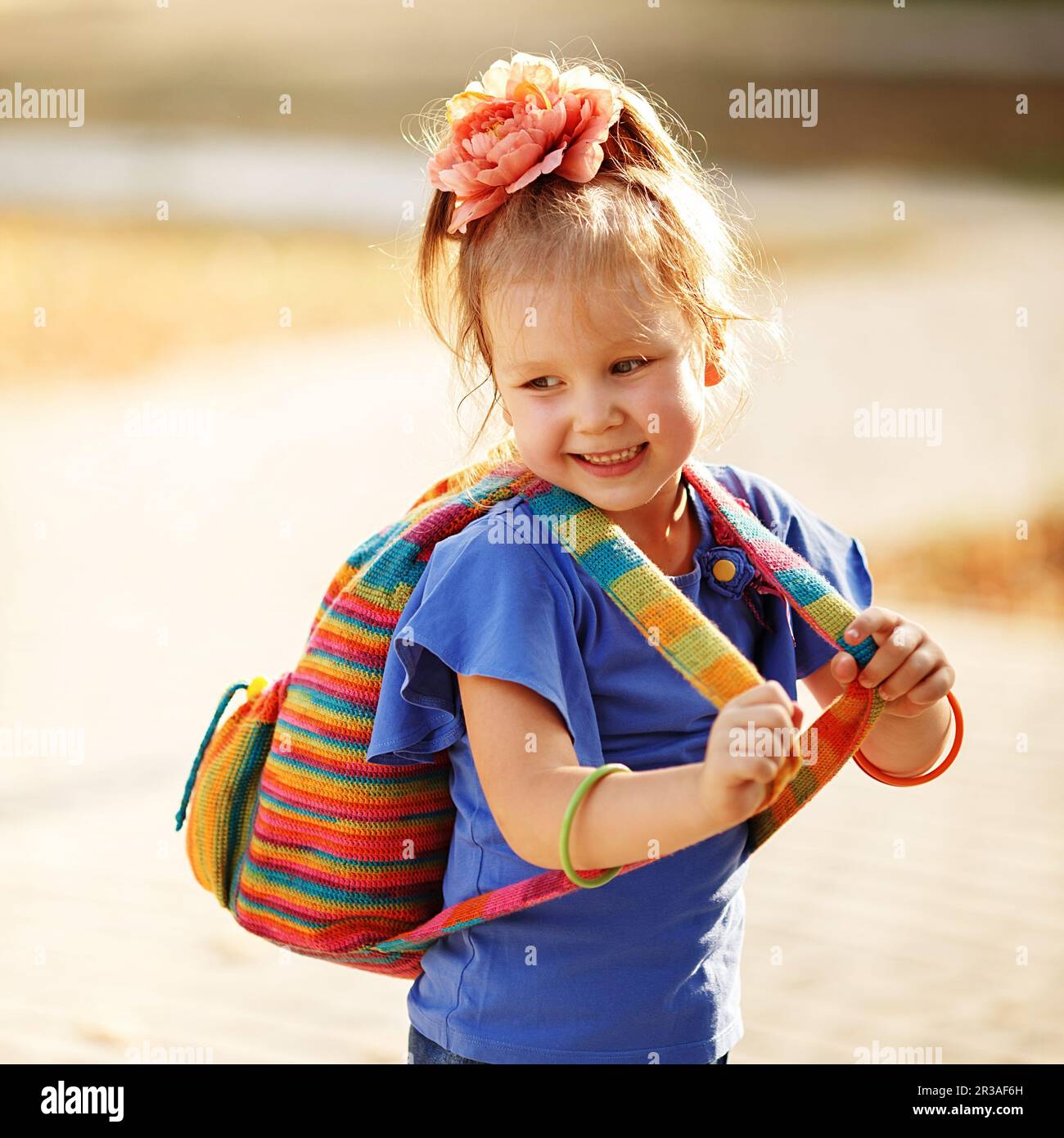 Portrait eines entzückenden Mädchen im Vorschulalter mit bunten Strickrucksack. Vorbereitung auf die Schule Stockfoto