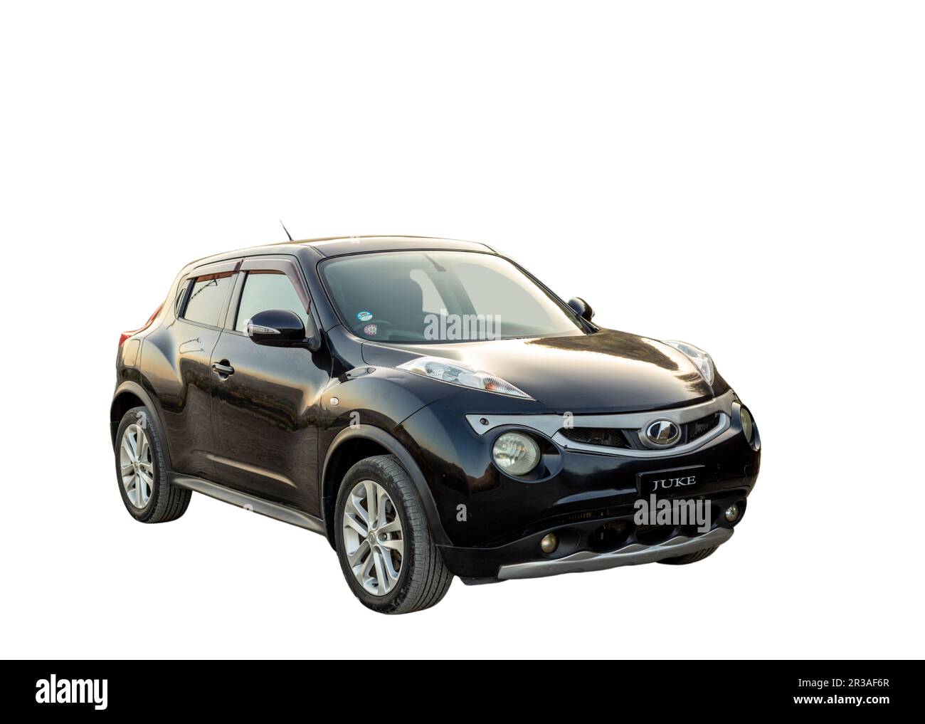 Nissan Juke Crossover-Ansicht der seitlichen Nahaufnahme isoliert auf weißem Hintergrund Stockfoto