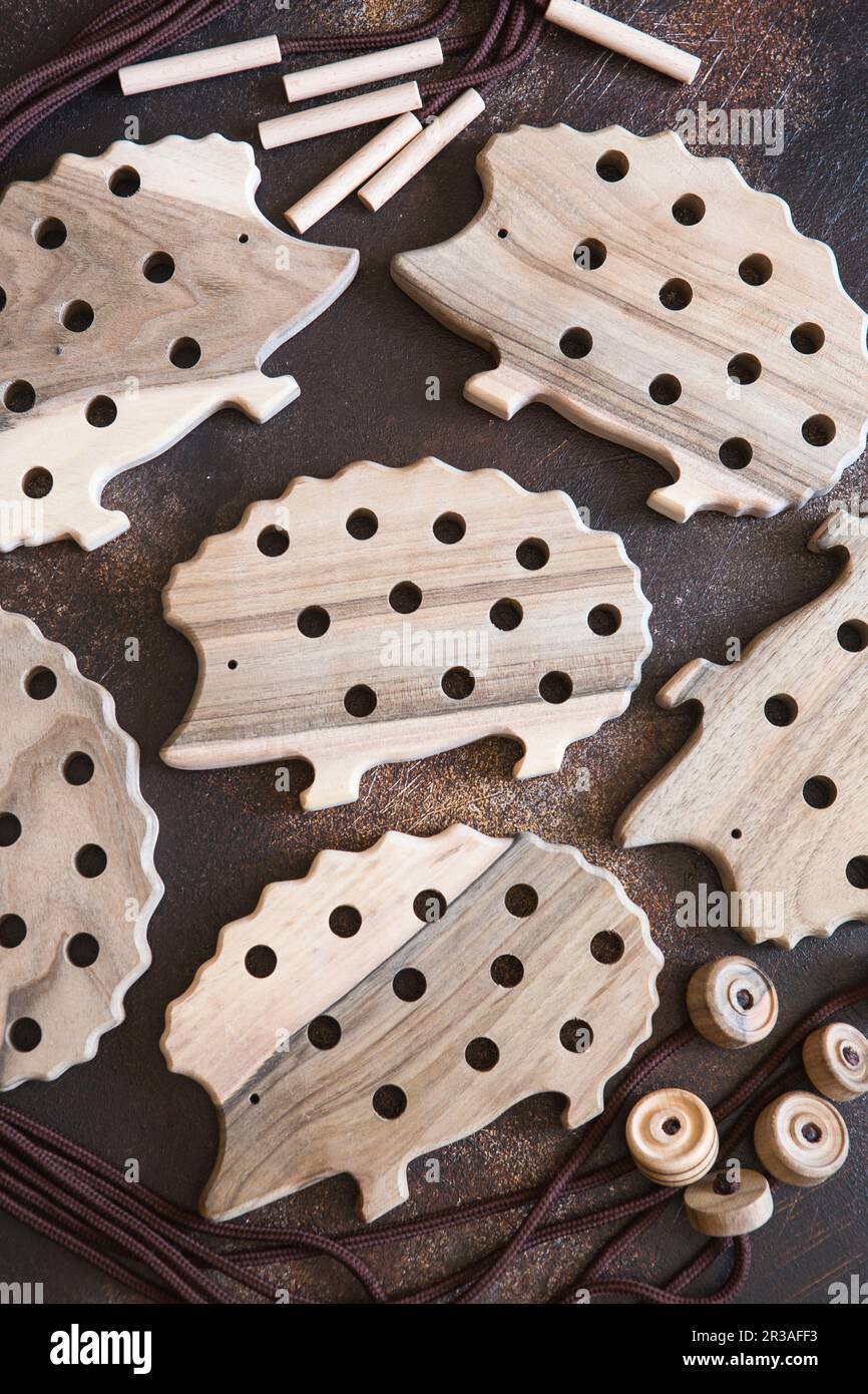 Natürlicher Igel mit Schnürung aus Holz zur Förderung der Feinmotorik, der Hand-Augen-Koordination und der Mathematik Stockfoto