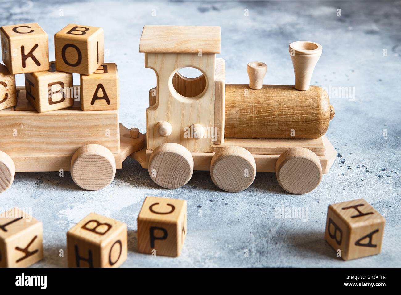 Kinderspielzeug aus Holz. Holzzug für Kinder mit Wagen. Konstruktionsset aus Naturholz. Bildung Stockfoto