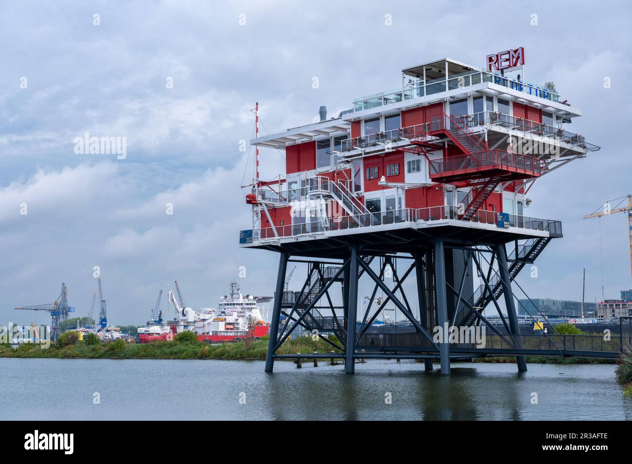 Amsterdam, Niederlande - 8. September 2022: Das REM Amsterdam ist ein Restaurant, das auf einer alten Plattform an der Nordsee errichtet wurde Stockfoto