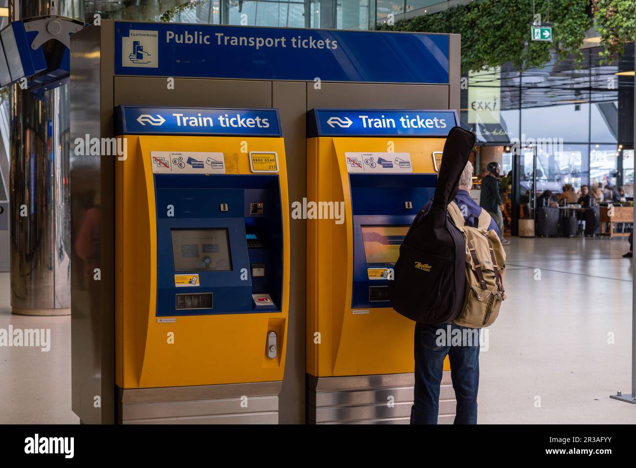 Amsterdam, Niederlande - 8. September 2022: Fahrgast kauft Fahrkarte im Hauptbahnhof von Rotterdam Stockfoto