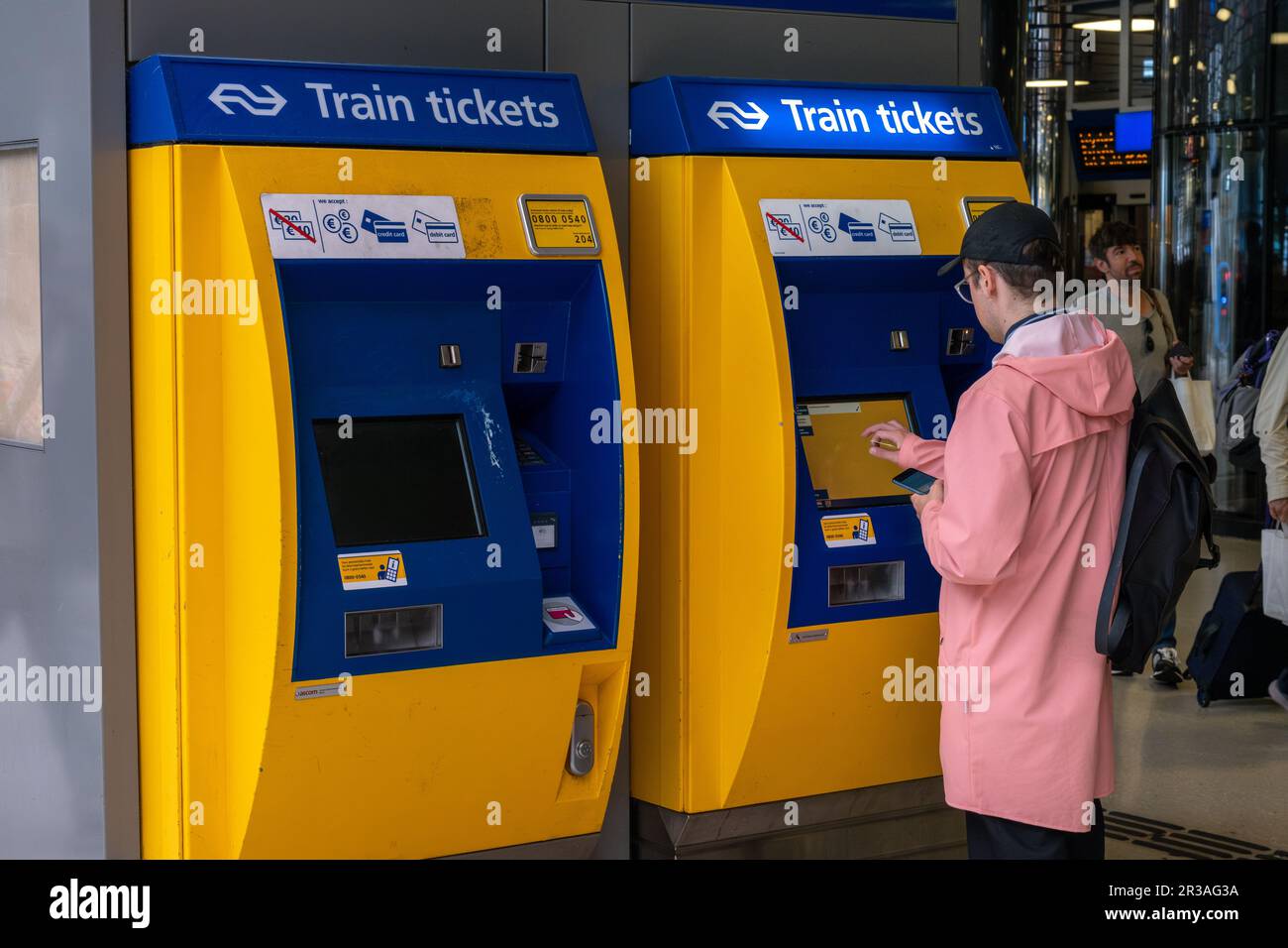Amsterdam, Niederlande - 8. September 2022: Fahrgast kauft Fahrkarte im Hauptbahnhof von Rotterdam Stockfoto