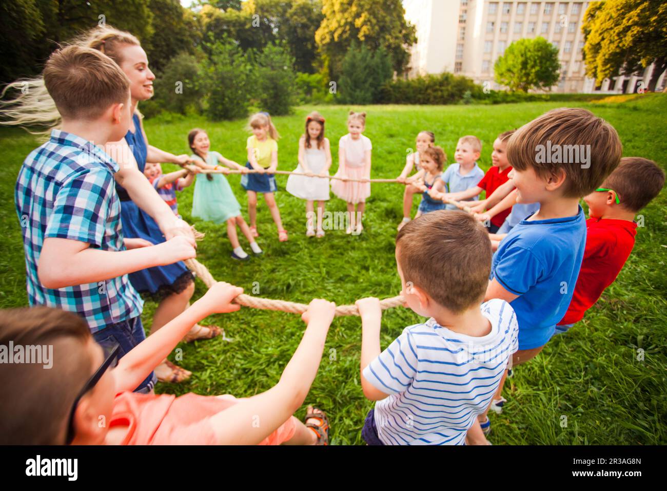 Der Lehrer hält eine Lektion mit Kindern in der Natur Stockfoto