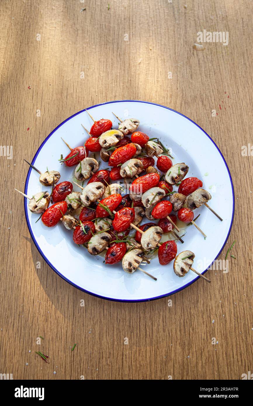 Gegrillte Tomaten- und Pilzspieße Stockfoto