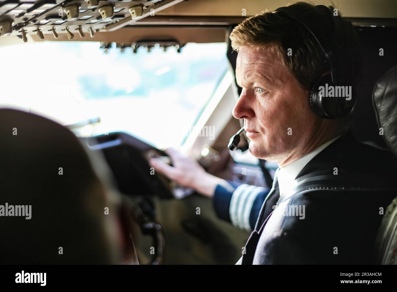 Über die Schulter eines Piloten in einem Jumbo Cockpit Stockfoto