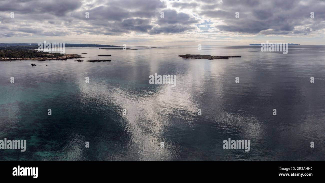 Insel Na Guardis mit dem Cabrera-Archipel im Hintergrund, Colònia de Sant Jordi, Sses Salines, Mallorca, Balearen, Spanien. Stockfoto