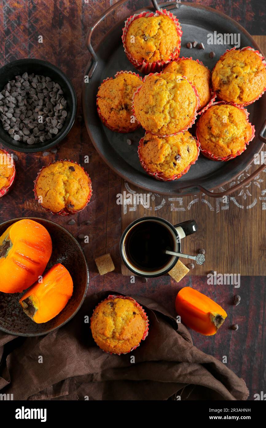 Persimonen-Muffins mit Schokoladentropfen Stockfoto