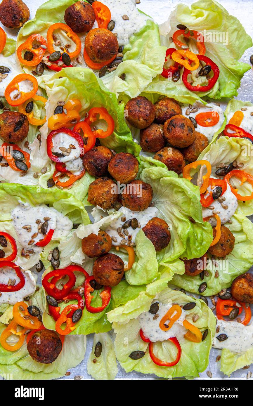 Salat mit Linsenkugeln und Joghurt-Dressing Stockfoto