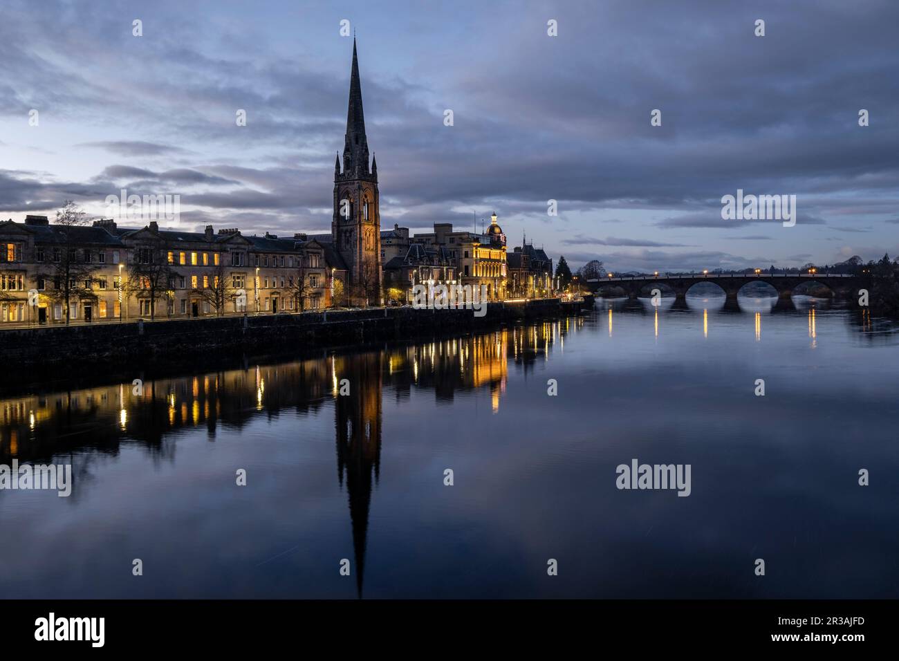 Iglesia de St. Matthäus, Al fondo El Puente de Smeaton, Río Tay, Perth, Perth und Kinross, Highlands, Escocia, Reino Unido. Stockfoto