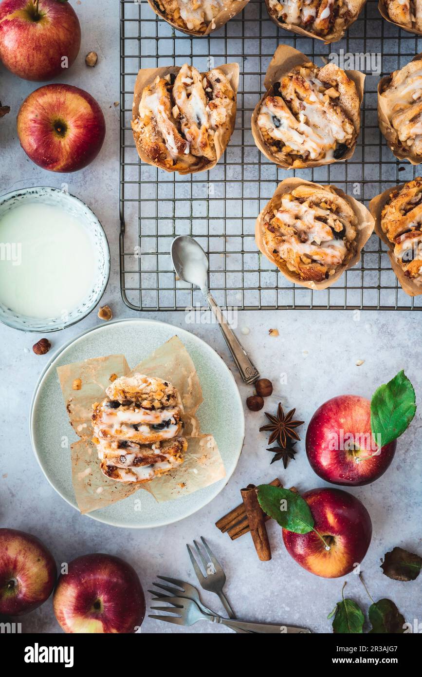 Apfel- und Haselnuss-Muffins auf einem Kühlgitter auseinanderziehen Stockfoto