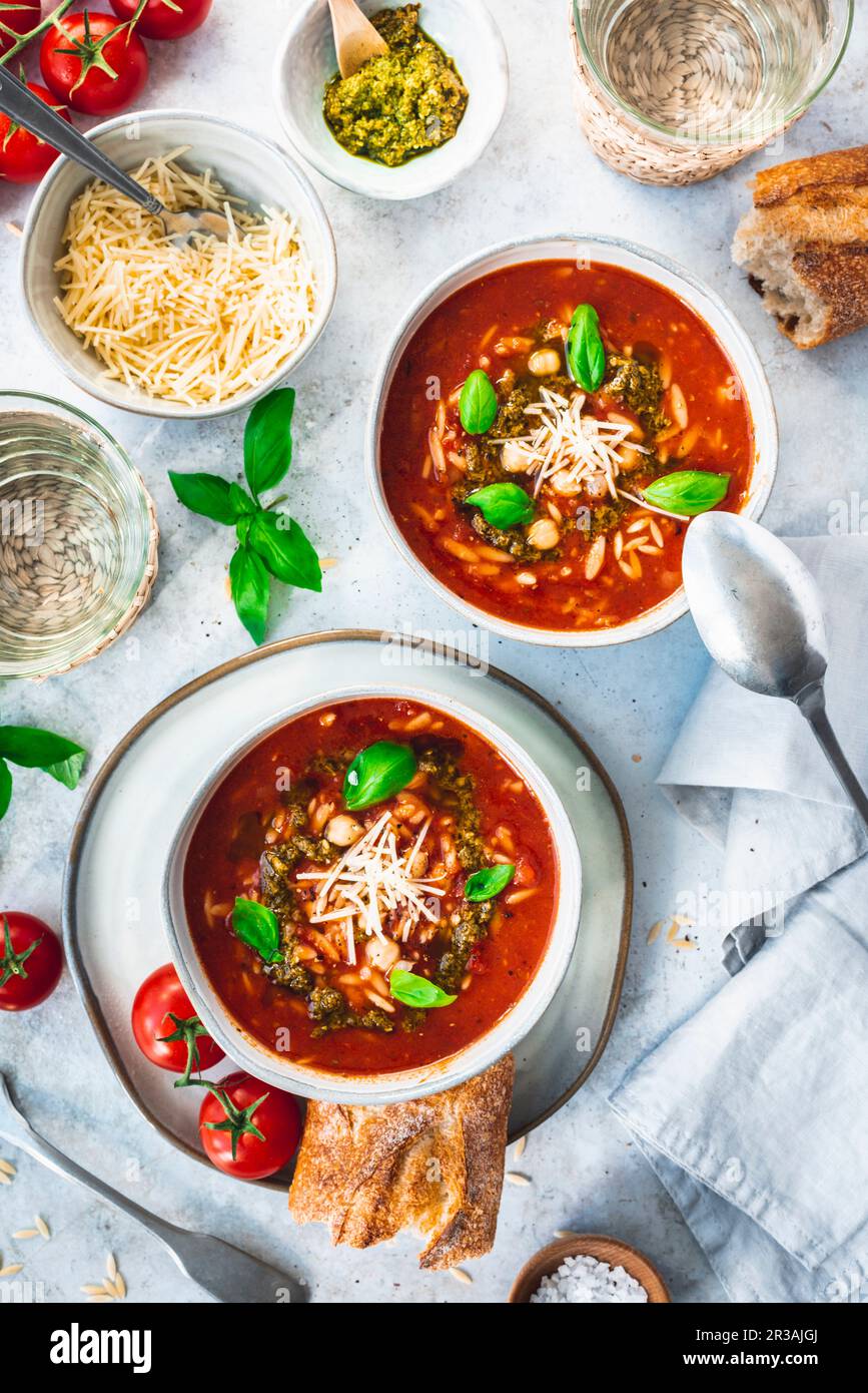 Mediterrane Tomatensuppe mit Risoni und Basilikum-Pesto Stockfotografie ...