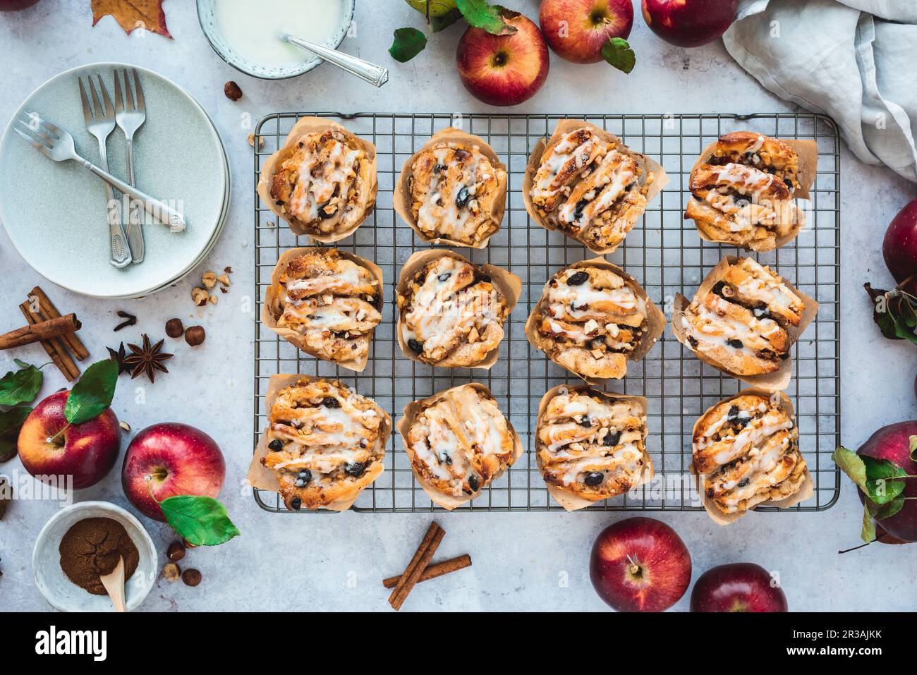 Apfel- und Haselnuss-Muffins auf einem Kühlgitter auseinanderziehen Stockfoto
