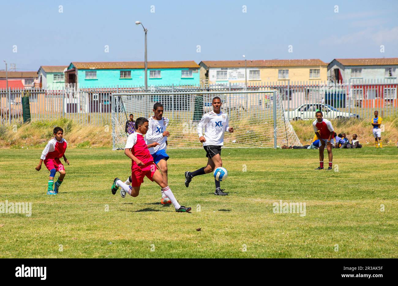 Verschiedene Kinder spielen Fußball in der Schule Stockfoto