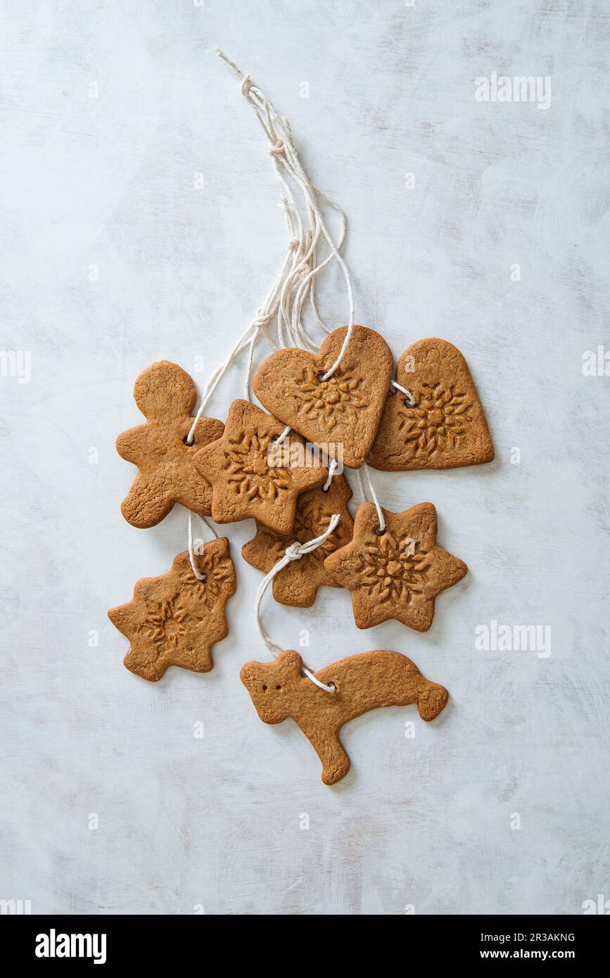 Weihnachts-Ingwerkuchen als Baumschmuck Stockfoto