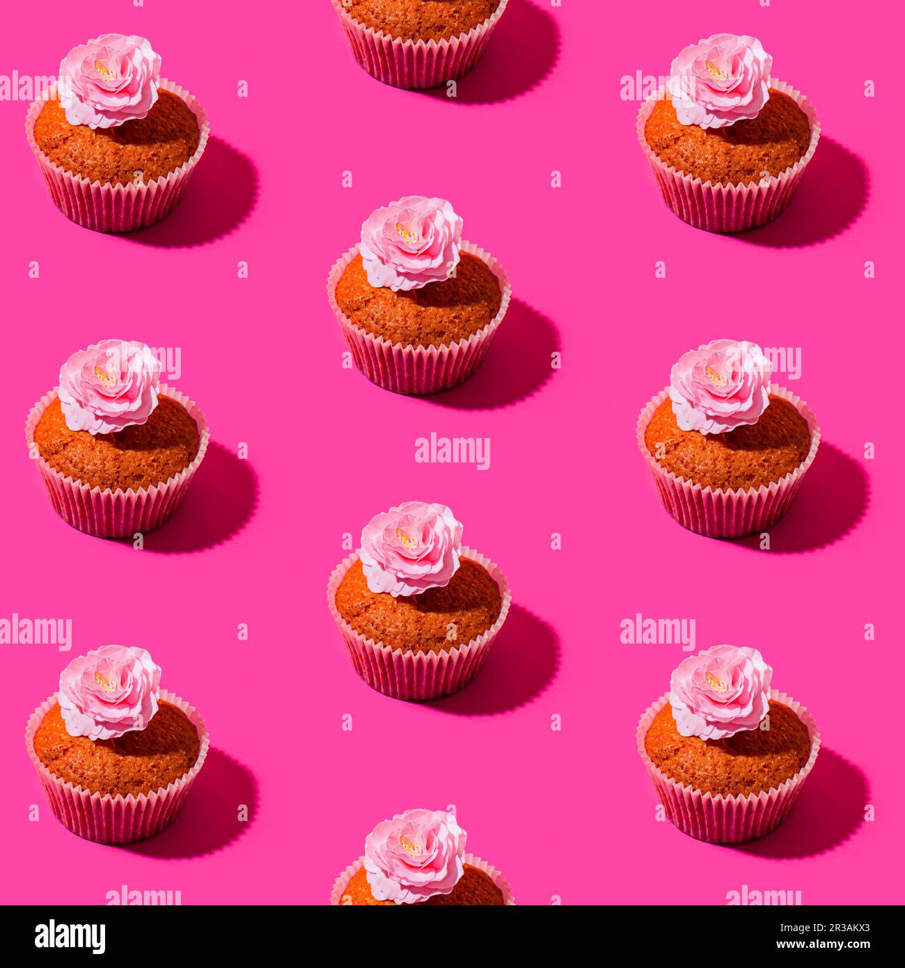 Stilisiertes Bild eines Cupcake und einer Sakura Blume als Muster Stockfoto