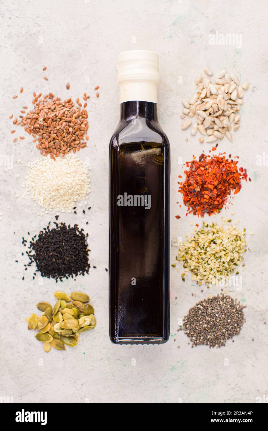 Das aromatische Öl wird aus verschiedenen Samen hergestellt Stockfoto