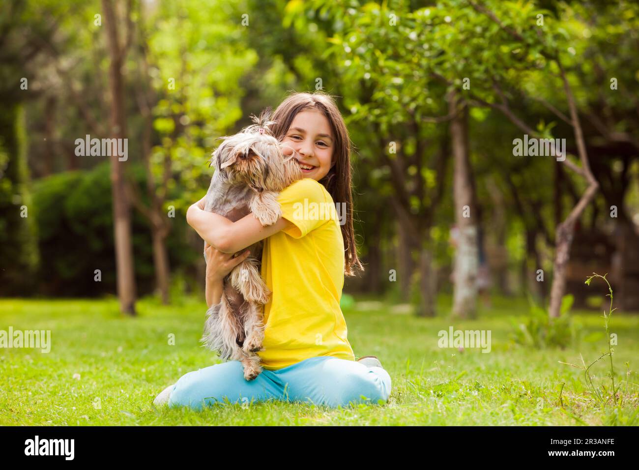 Das glückliche Mädchen und ihr vierbeiniger Freund Stockfoto