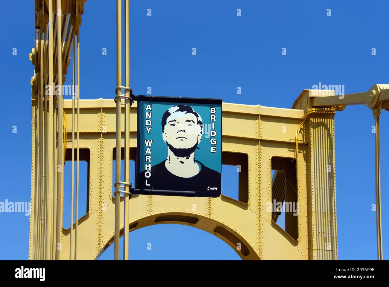 Pittsburgh, 2023: Porträt des berühmten Pittsburgh-Grafikers Andy Warhol auf der Seventh Street Bridge, die in Andy Warhol Bridge umbenannt wurde Stockfoto