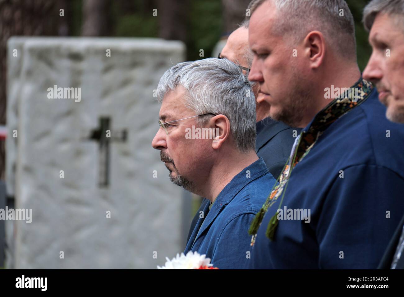 KIEW, UKRAINE - 21. MAI 2023 - Minister für Kultur und Informationspolitik der Ukraine Oleksandr Tkachenko nimmt an der Blumenlegezeremonie im Teil Stockfoto