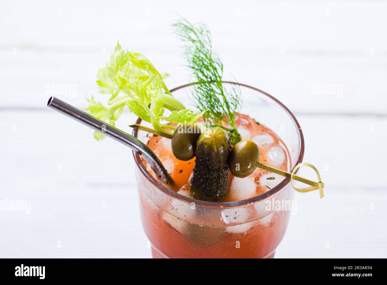 Köstlicher und nahrhafter Cocktail mit würzigen Zutaten Stockfoto