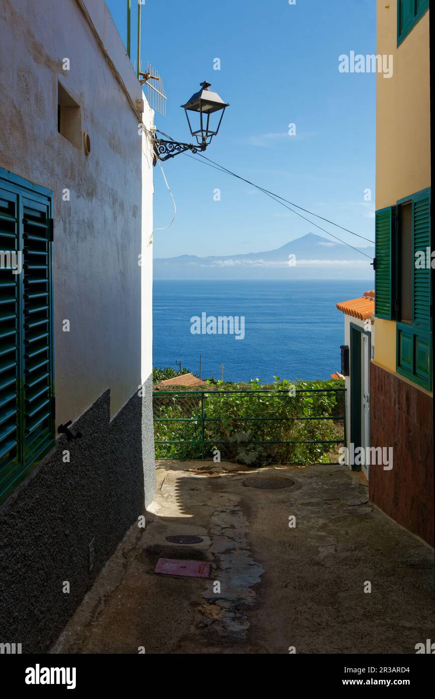 Ruhige und verschlafene Stadt Agulo, La Gomeera mit schöner Aussicht auf Teneriffa. Stockfoto