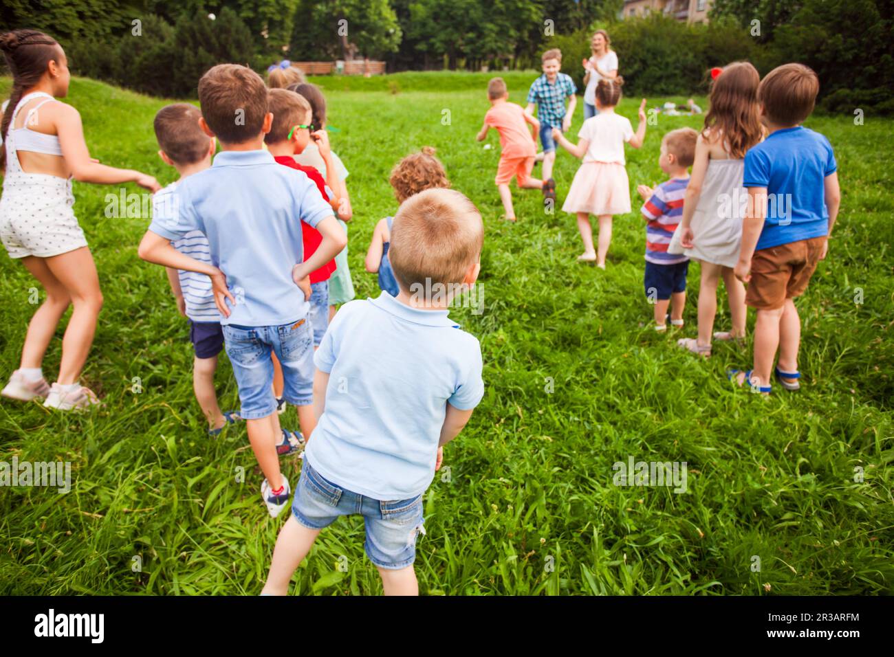 Sportunterricht für Kinder im Sommerpark Stockfoto