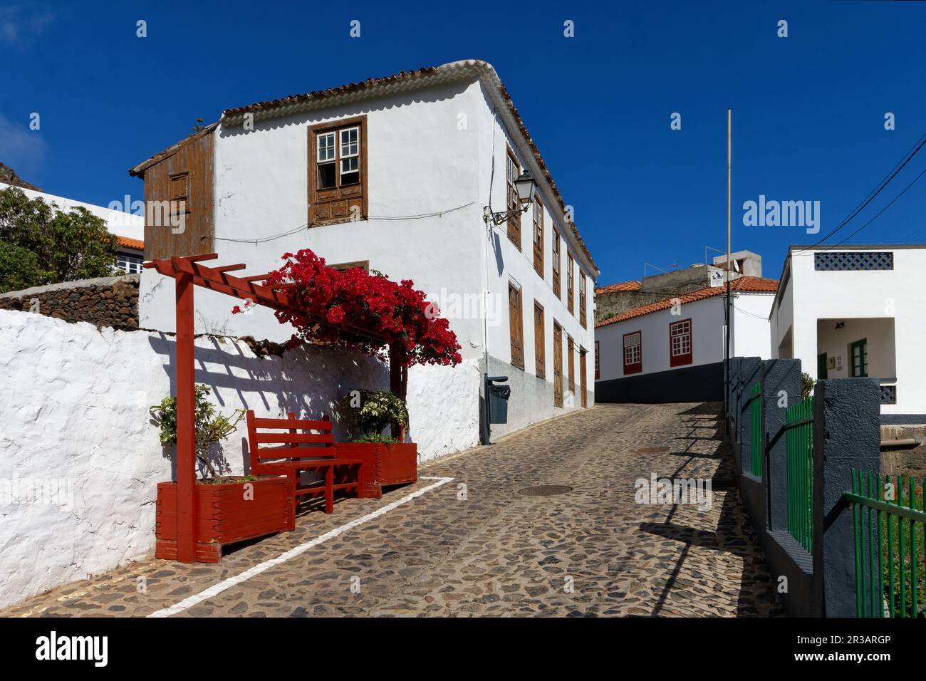 Ruhige und verschlafene Stadt Agulo, La Gomeera mit schöner Aussicht auf Teneriffa. Stockfoto