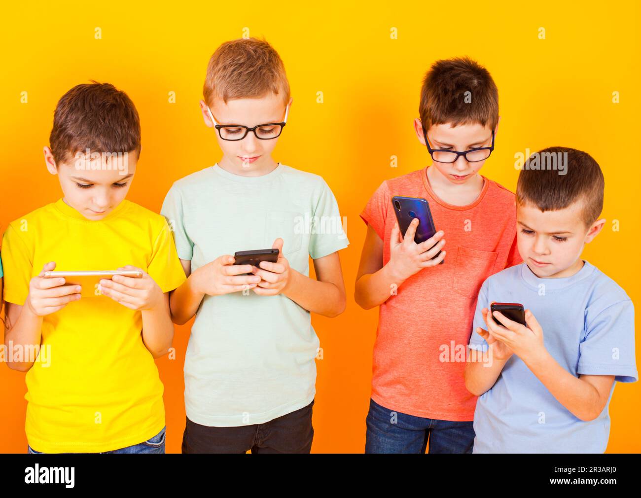 Die Kinder tauchten in die virtuelle Welt ein Stockfoto