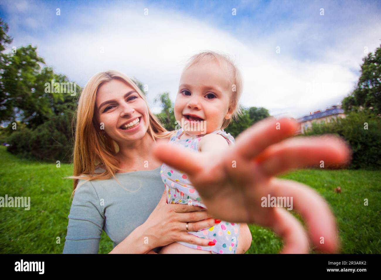 Die Mutter und das Mädchen spielen im Sommer im Park zusammen Stockfoto
