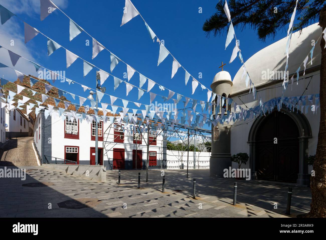 Ruhige und verschlafene Stadt Agulo, La Gomeera mit schöner Aussicht auf Teneriffa. Stockfoto