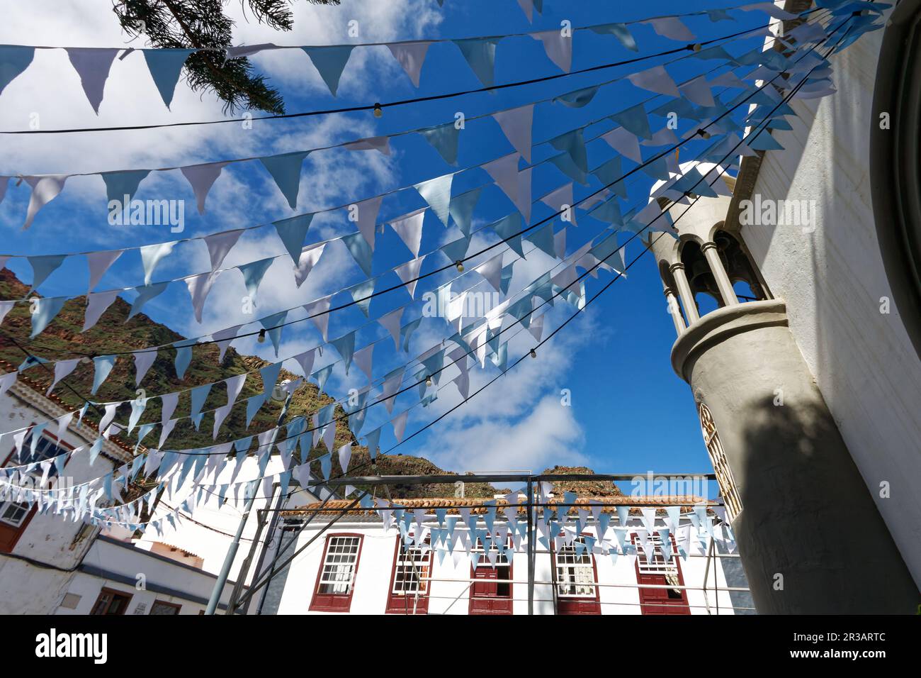 Ruhige und verschlafene Stadt Agulo, La Gomeera mit schöner Aussicht auf Teneriffa. Stockfoto