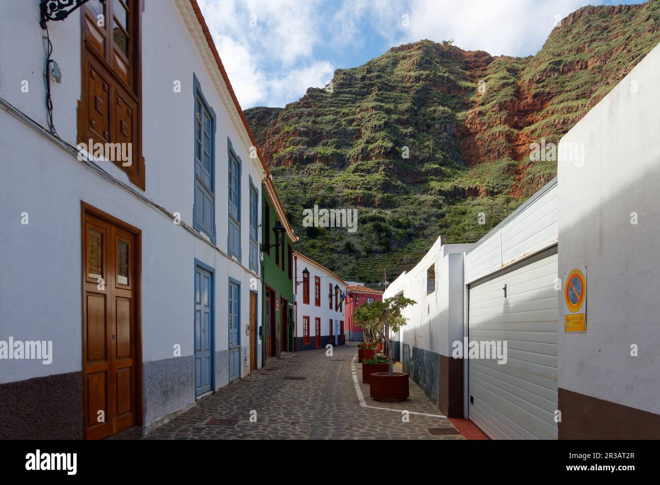 Ruhige und verschlafene Stadt Agulo, La Gomeera mit schöner Aussicht auf Teneriffa. Stockfoto