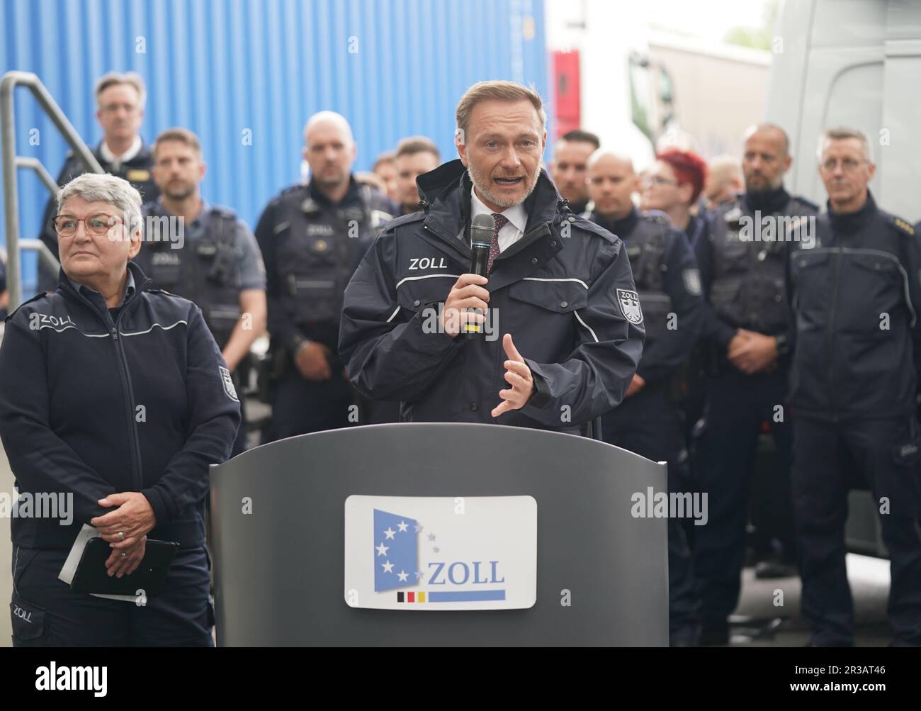 Hamburg, Deutschland. 23. Mai 2023. Christian Lindner (FDP, M), Bundesminister für Finanzen, trägt eine Zolljacke und steht neben Colette Hercher (l), Präsidentin der Generaldirektion Zoll, auf einer Pressekonferenz nach seinem Besuch bei der Zollabfertigung beim Hamburger Zollamt. Lindner legte die landesweite Bilanz Zoll 2022 vor. Kredit: Marcus Brandt/dpa/Alamy Live News Stockfoto